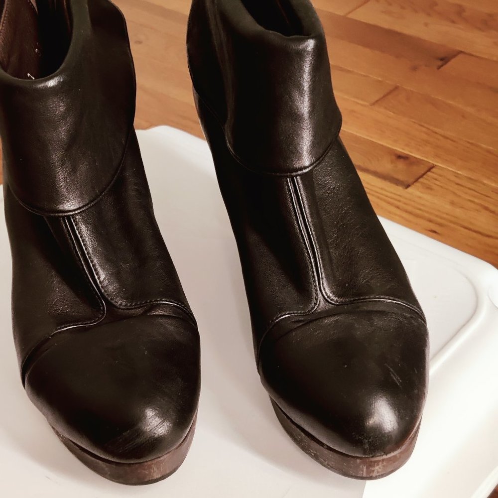 Coclico Black leather clogs. Natural wooden heels
